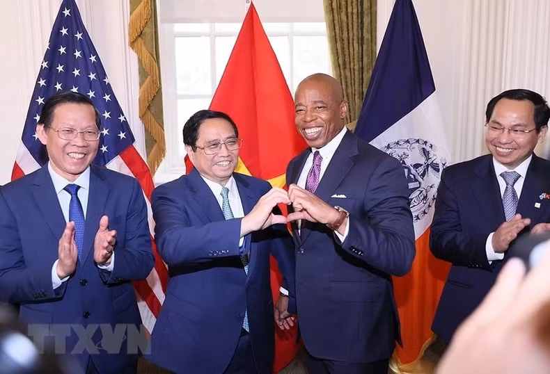 越南政府总理范明正和纽约市长埃里克·亚当斯。（图片来源：越通社）