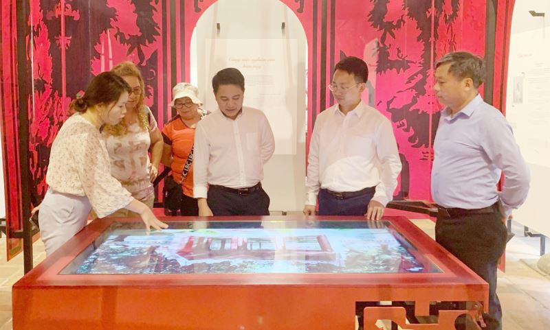 河内市领导检查为越法会议的准备工作。