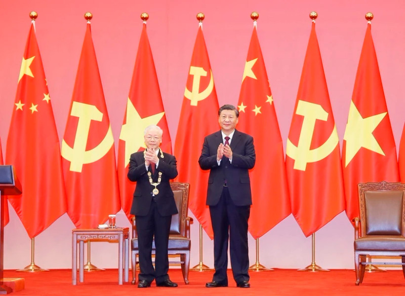 2022年10月31日，越共中央总书记阮富仲和中共中央总书记、中国国家主席习近平在人民大会堂合影。（图片来源：越通社）