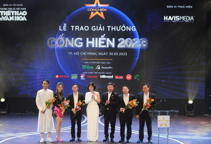 组委会向与2023年贡献奖并肩同行的企业和单位代表赠送鲜花。