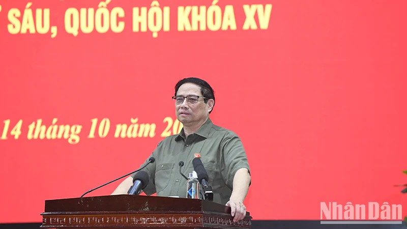 范明正总理在会见选民时发表讲话。