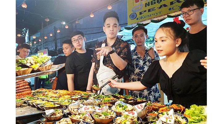 夜间集市的饮食区吸引很多游客。（阮海 摄）