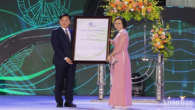 重新评审后高平省山水UNESCO全球地质公园获得证书。