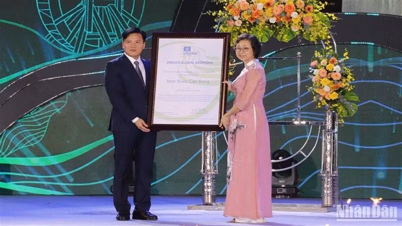 重新评审后高平省山水UNESCO全球地质公园获得证书。