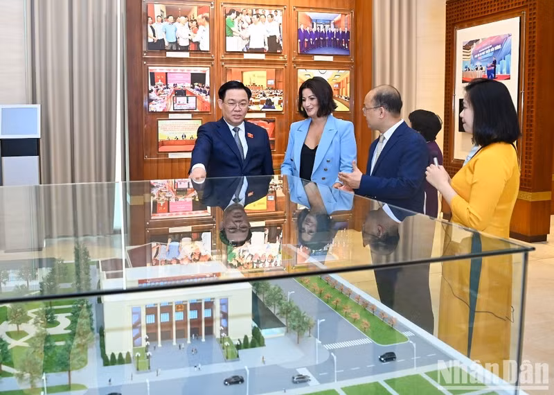 越南国会主席王廷惠与比利时参议院议长斯蒂芬妮·德霍斯举行会谈【组图】 ảnh 4