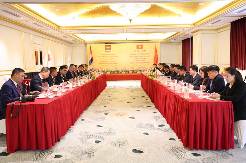 越南公安部出入境管理局和柬埔寨内政部移民局在河内联合举行出入境管理经验交流会。（图片来源：越通社）