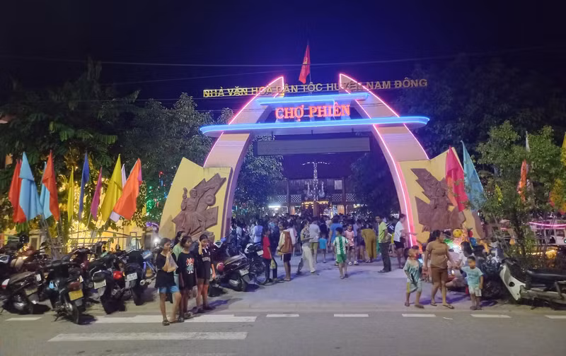 设在县文化中心的南东集市现已成为居民和游客的聚会场所。