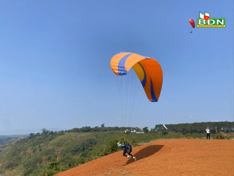 第三届国家滑翔伞锦标赛：从高空俯看被誉为“西原地区的下龙湾”的机会。