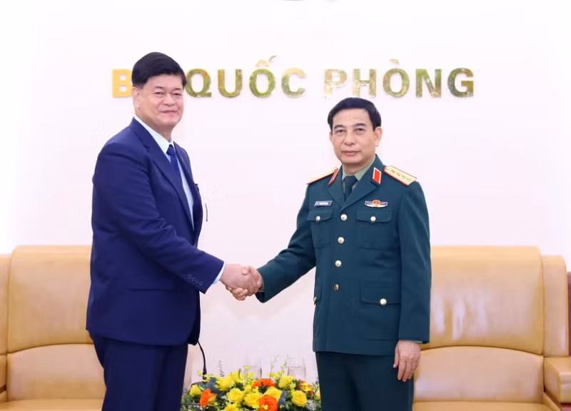 越南国防部部长潘文江大将会见菲律宾国防部高级副部长伊雷尼奥•埃斯皮诺。（图片来源：越通社）