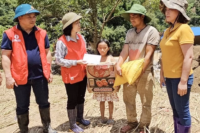 越南红十字会为安沛省受灾影响民众提供援助。