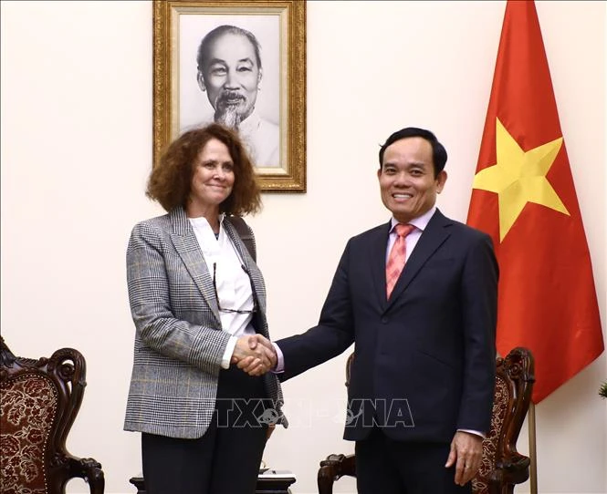 越南政府副总理陈流光会见世界银行驻越南首席代表卡罗琳•特克。