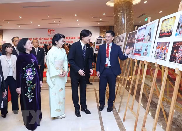 日本皇嗣秋筱宫文仁亲王和纪子王妃、越共中央政治局委员、中央书记处常务书记、中央组织部部长、越日友好议员小组组长张氏梅和各位代表参观图片展。（图片来源：越通社）