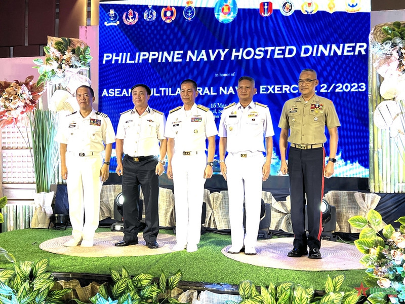 东盟各国海军团长和各艘军舰舰长合影，意在展示团结精神。