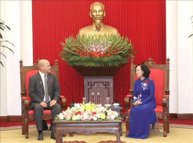 越共中央书记处常务书记张氏梅会见古巴保卫革命委员会代表团。