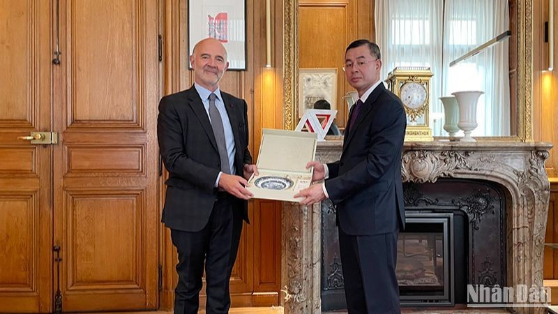 越南国家审计署审计长吴文俊与法国审计院院长皮埃尔·莫斯科维奇。