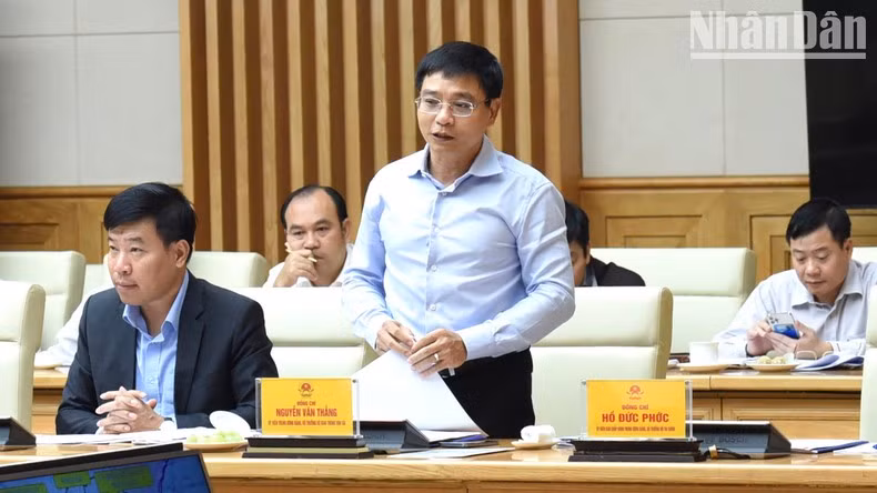 交通运输部部长在会上发表讲话。