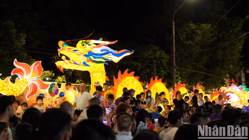 今年中秋节，宣光省共有64个巨型灯笼模型参加灯笼游行活动。此外还有由学生和游客带来的五颜六色的灯笼。（中孝 摄）
