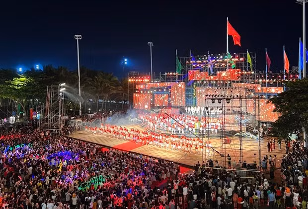 附图：2023年巴地头顿省接待游客已达1300万人次，高于所提出1200万人次的目标。