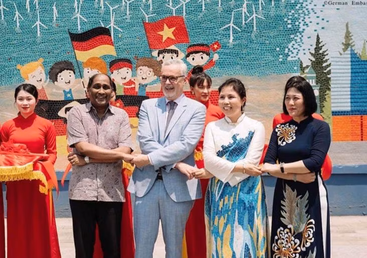 越德友谊陶瓷墙绘落成典礼在河内举行。