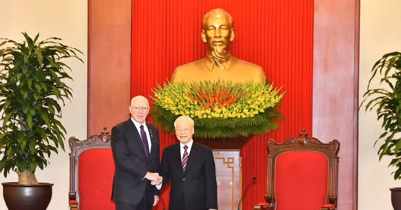 越共中央总书记阮富仲会见澳大利亚总督戴维·赫尔利。