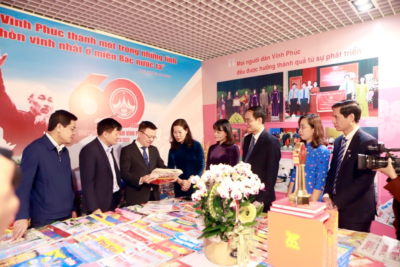 《人民报》 社总编辑黎国明参观永福省春节特刊展的展位。（何红河 摄）