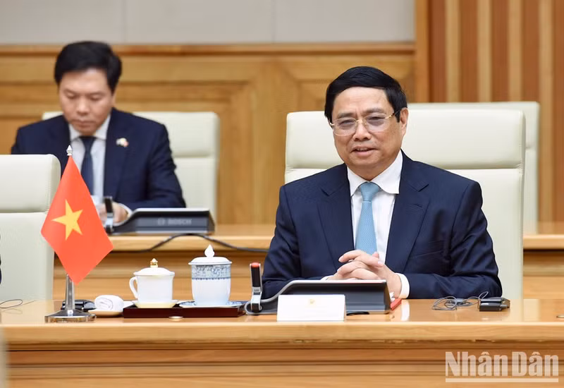 政府总理范明正在和澳大利亚总理安东尼·阿尔巴尼斯举行会谈时发表讲话。