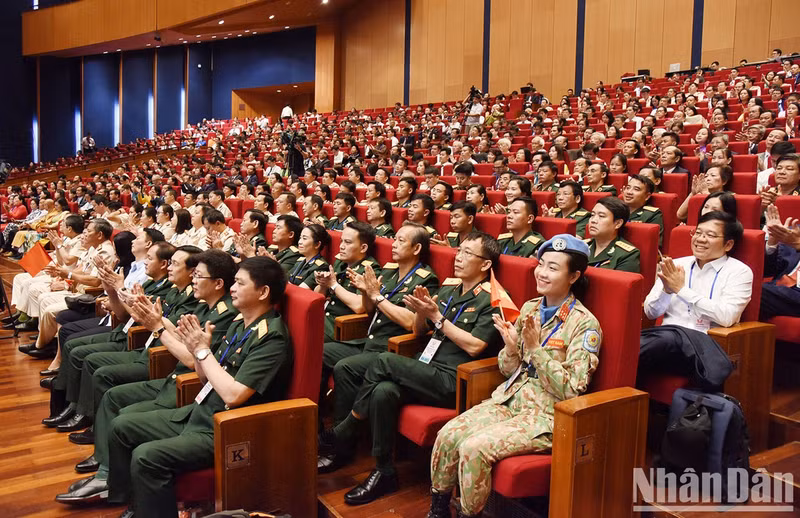 参加表彰大会的先进模范。（陈海 摄）