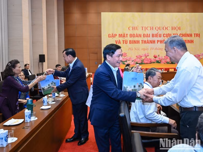 越南国会秘书长、国会办公厅主任裴文强和国会国防安全委员会主任黎晋得向各位代表赠送礼品。