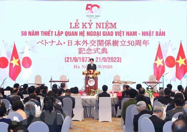 日本皇嗣秋筱宫文仁亲王在招待会上发表讲话。（图片来源：越通社）