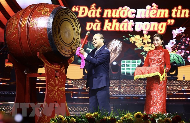 国家主席阮春福出席2023年“家乡之春”文艺晚会。