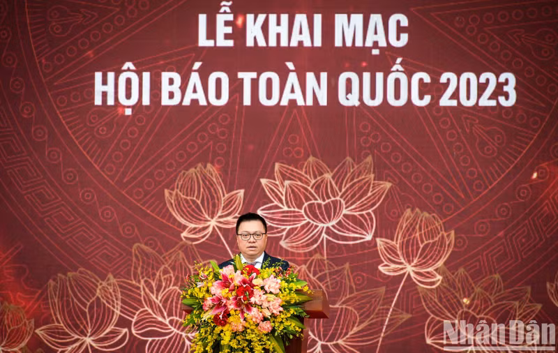 越共中央委员、越南《人民报》社总编辑、中央宣教部副部长、越南新闻工作者协会主席黎国明致开幕词。