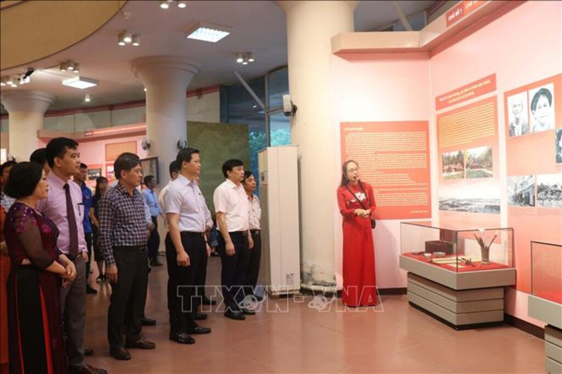 代表们参观展览。