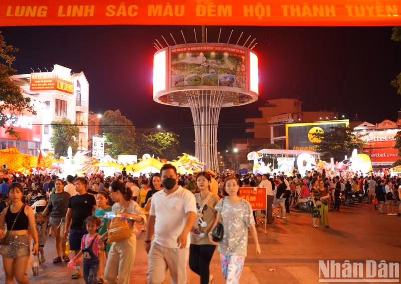 宣光省街道上热闹非凡，这里的孩子和人民纷纷参加灯笼游行活动。（中孝 摄）