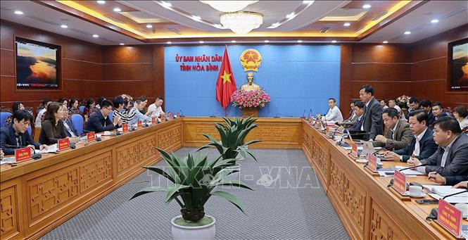 来自中国大陆、新加坡和中国香港的企业代表团日前赴和平省考察和了解投资商机。（图片来源：越通社）