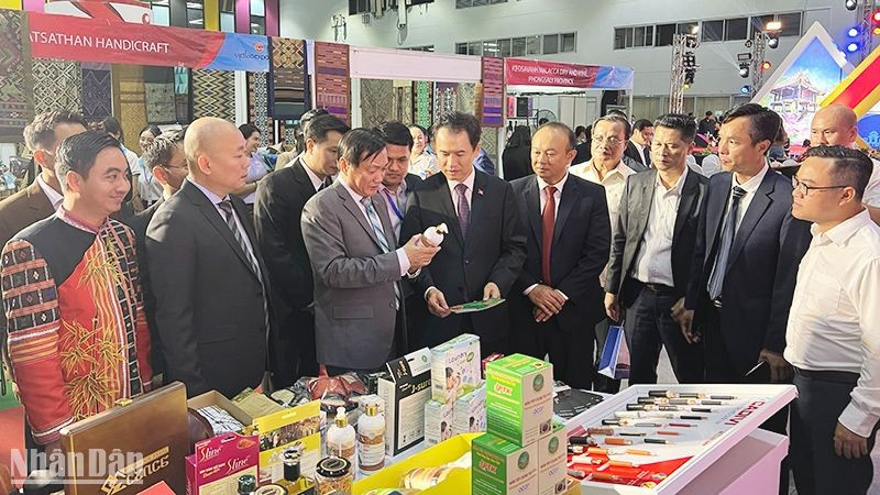 各位代表参观两国企业的展位。（郑勇 摄）