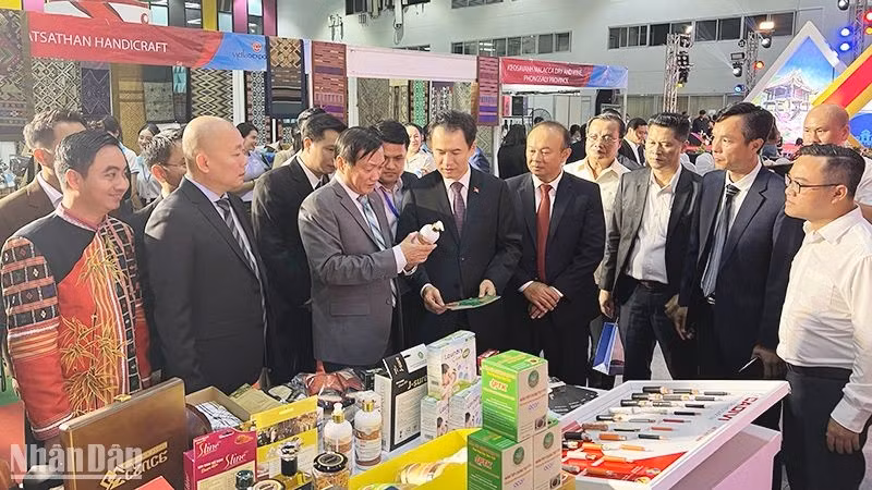 各位代表参观两国企业的展位。（郑勇 摄）