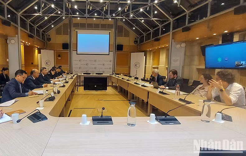 吴文俊审计长一行参加了公共审计经验交流座谈会。