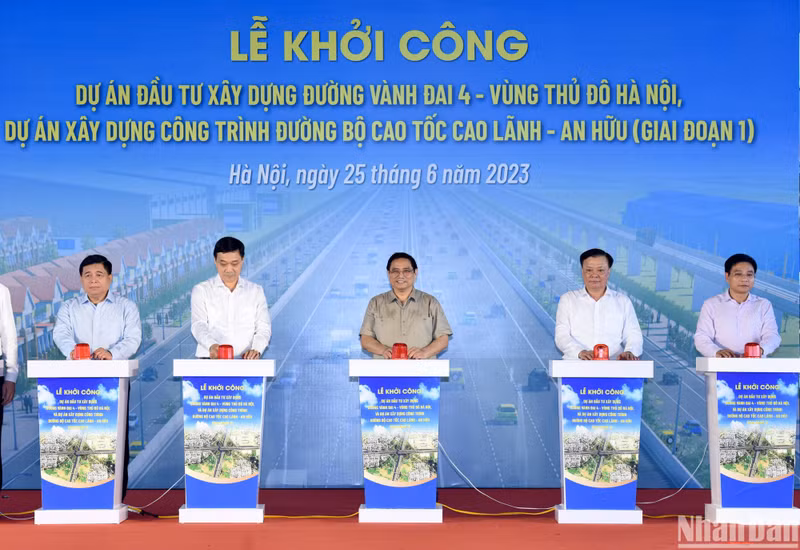政府总理范明正和各位代表下令启动河内首都区四环路项目和高领-安有高速公路项目（一期）。