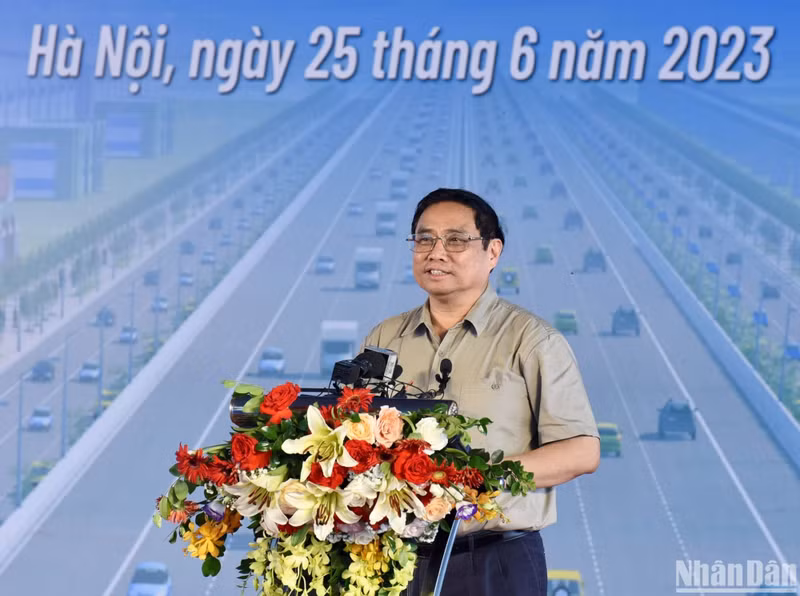 政府总理范明正在奠基仪式上致辞时表示，如果按序时进行，预计到2025年越南将有超过3000公里的高速公路，基本实现既定目标。