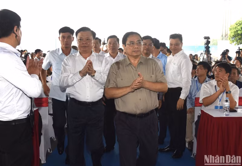 政府总理范明正出席河内首都区四环路和高领-安有高速公路项目开工兴建仪式。