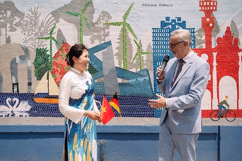 越德友谊陶瓷墙绘落成典礼在河内举行。