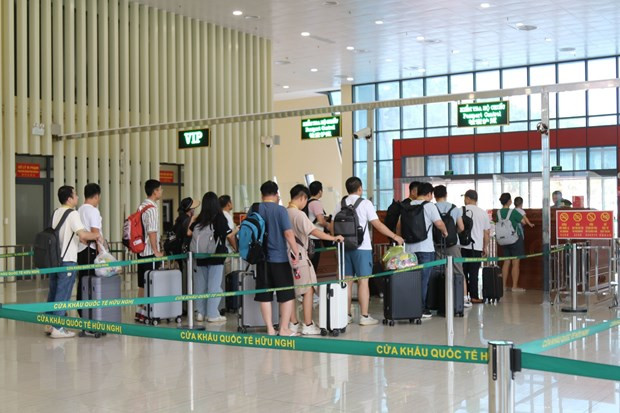 附图：谅山省友谊国际口岸：通过电子签证出入境更加方便。