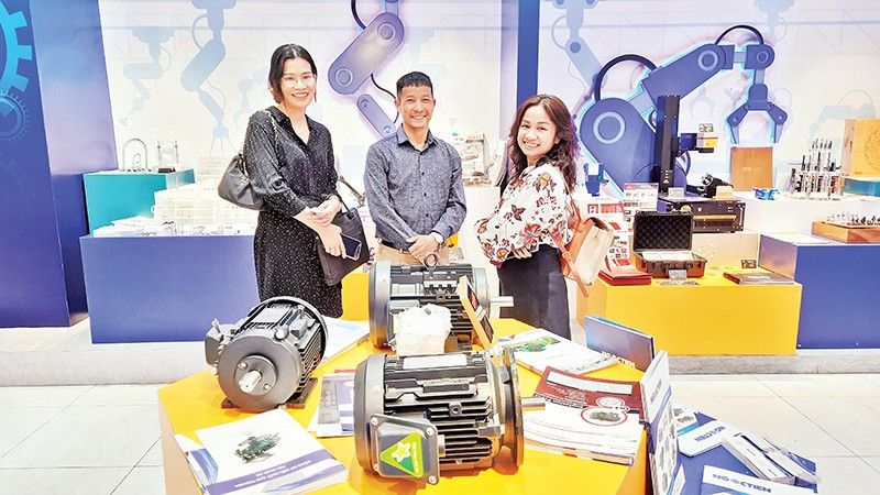 2023年胡志明市企业推荐机械、电力设备和数字技术产品的展位。（庆程 摄）