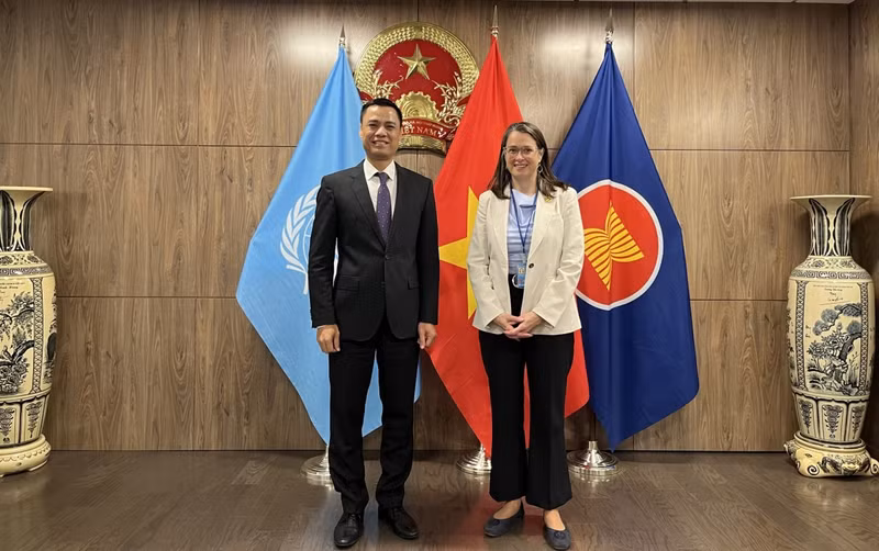 越南常驻联合国代表团团长邓黄江会见了加拿大气候变化大使凯瑟琳·斯图尔特。