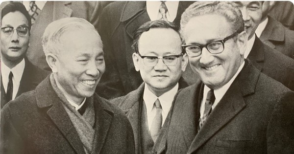 黎德寿先生和亨利·基辛格先生在《巴黎协定》草签仪式结束后握手。
