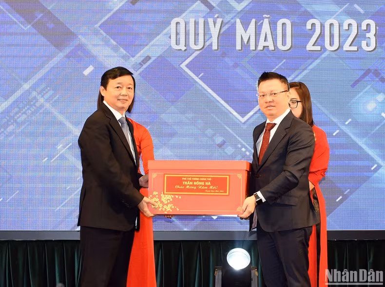 陈红河副总理向《人民报》赠送礼物。