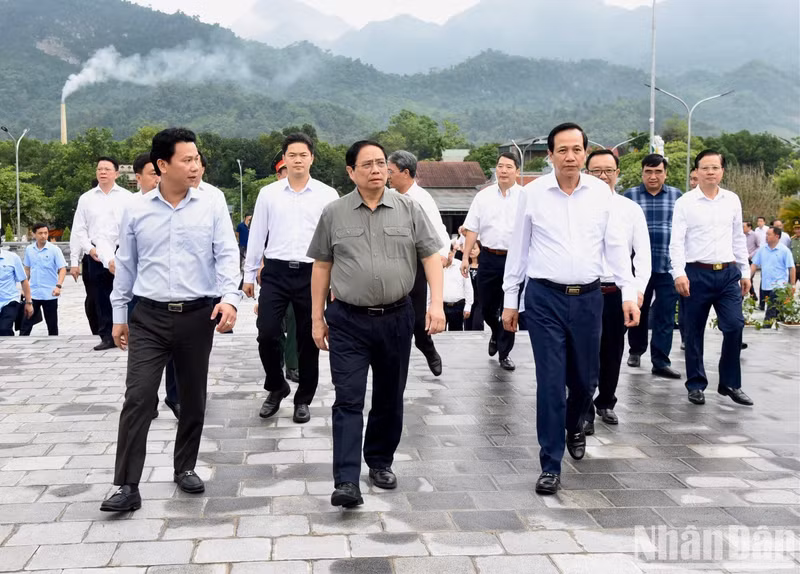 范明正总理和各位代表前往渭川县渭川国家烈士陵园敬香缅怀各位英雄烈士。 范明正总理和各位代表前往渭川县渭川国家烈士陵园敬香缅怀各位英雄烈士。