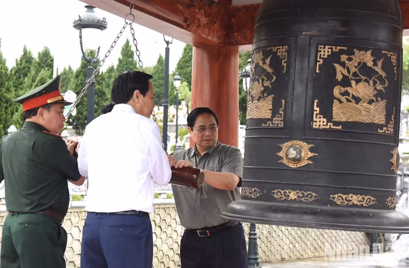 范明正总理和各位代表。 范明正总理和各位代表。