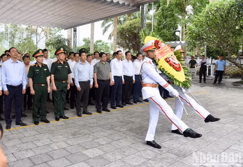 范明正总理和各位代表在渭川国家烈士陵园敬上鲜花。 范明正总理和各位代表在渭川国家烈士陵园敬上鲜花。