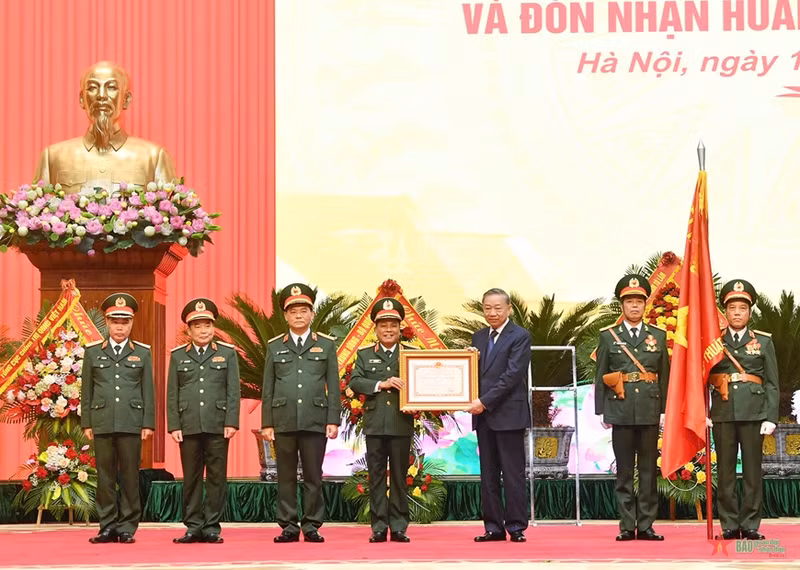 越共中央总书记、国家主席苏林代表越南党、国家领导向国防部技术总局授予胡志明勋章。